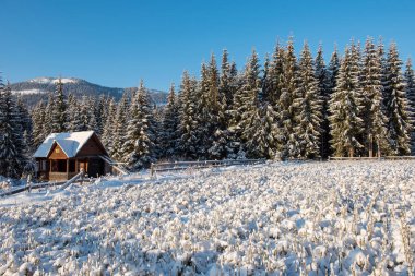Idyllic kış harikalar diyarı dağ evi, pansiyon manzarası