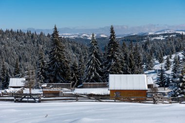 Idyllic kış harikalar diyarı dağ evi, pansiyon manzarası