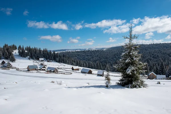 Idyllisk Vinter Eventyrland Bjerglandskab Med Bjerg Hytte Lodge - Stock-foto