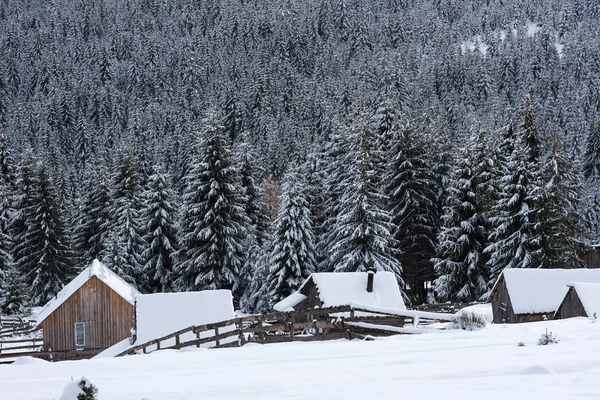 Inverno Idílico País Das Maravilhas Paisagem Montanha Com Chalé Montanha — Fotografia de Stock