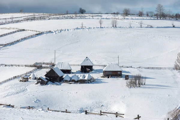 Альпийская Деревня Трансильвании Румыния Зимой Дома Покрыты Снегом — стоковое фото