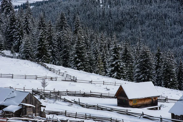 Idylliczna Zimowa Sceneria Górska Domkiem Górskim Domek — Zdjęcie stockowe