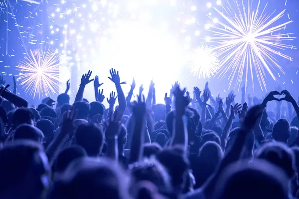 Cheering Crowd Celebrating New Year Fireworks — Stock Photo, Image