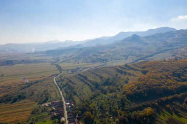 Hava sonbahar kırsal manzara. Bir dron görünümünden yukarıda