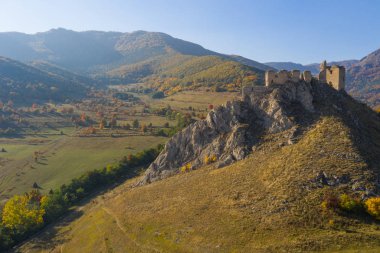 Coltesti (Torockoszentgyorgy) Ortaçağ Kalesi bir dron üzerinden hava görünümünü. Transilvanya, Romanya