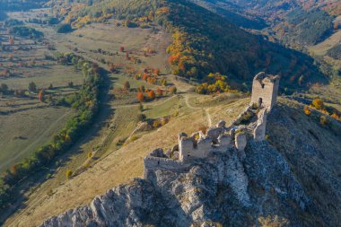 Coltesti (Torockoszentgyorgy) Ortaçağ Kalesi bir dron üzerinden hava görünümünü. Transilvanya, Romanya