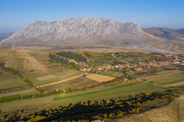 Aerial Drönarvy Piatra Secuiului Szekelyko Berg Och Rimetea Torocko Transsylvanien — Stockfoto