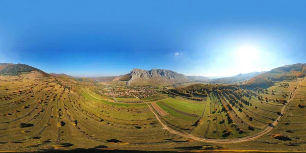 ピアトラ Secuiului Szekelyko 山とトランシルヴァニア ルーマニアの Rimetea Torocko 村の空中ドローン 360 パノラマ画像 — ストック写真