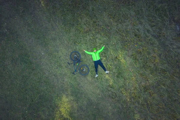 Воздушный Беспилотник Смотрит Лежащего Велосипедиста Отдыхающего Лугу — стоковое фото