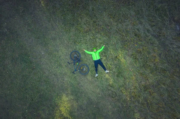 Vista Aérea Drone Ciclista Deitado Descansando Prado — Fotografia de Stock