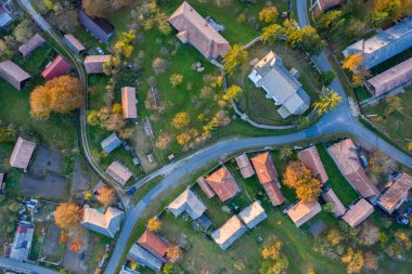 Kırsal köy Transilvanya, Romanya hava üst dron görünümü