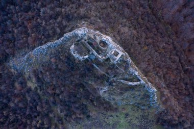 Uçağı terk edilmiş bir tepe üzerinde kale bir kadeh. Transilvanya, Romanya'da Ortaçağ Kalesi, havadan görünümü
