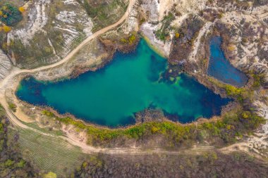 Endüstriyel açık döküm benim su dron görünümü. Yapay göl hava atış