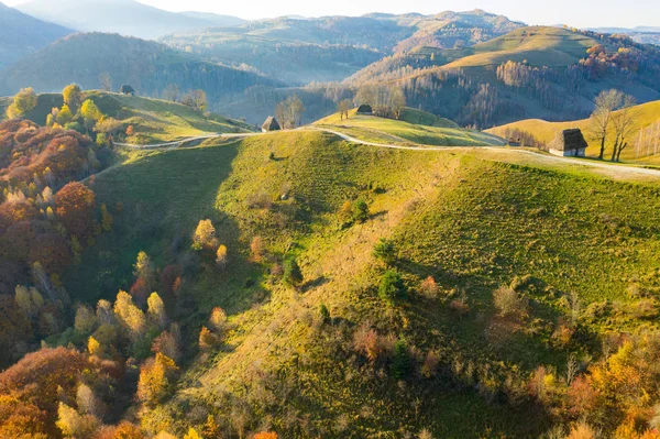 空中ドローンはルーマニア トランシルバニアで秋の風景を撮影 — ストック写真