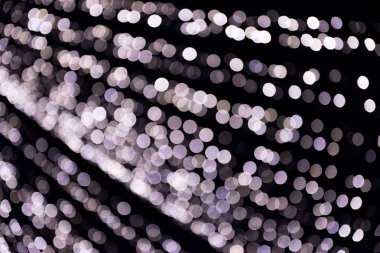 Noel şehir ışıkları soyut bokeh arka plan. Bulanık, ufuk parlak parlayan çevreler koyu örnek üzerinde