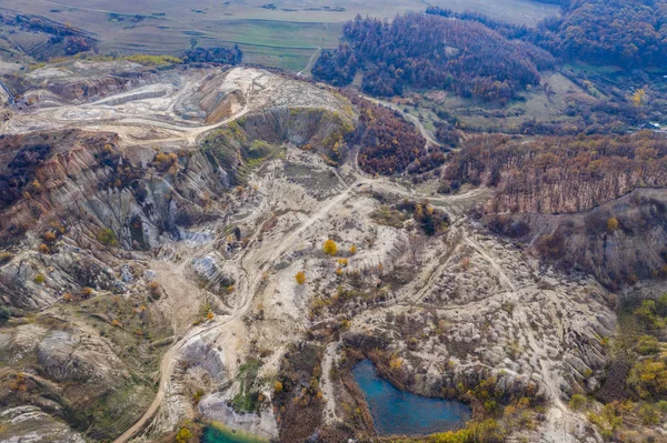 ドローンから産業鉱山の景観 放棄された露天掘り鉱山 自然汚染の航空写真 — ストック写真