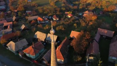 Bir Protestan Kilisesi'ne Transilvanya, Romanya hava dron görüntüleri