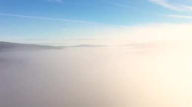 Bulutların üzerinde uçan. Hava dron 4k film gündoğumu, puslu sabah ve orman dağlarda