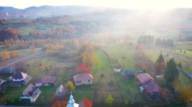 Hava 4k video kırsal köy Transilvanya, Romanya hava. Günbatımı üzerinde Ortodoks Kilisesi