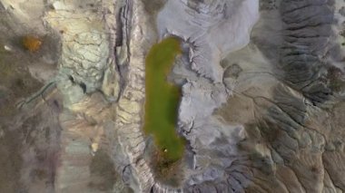 Terk edilmiş ve sular altında açık hava dron 4k film alçı mayın çukur, taş ocağı. Kirli göl ve çamur. Sanayi peyzaj