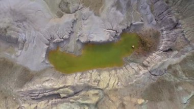 Terk edilmiş ve sular altında açık hava dron 4k film alçı mayın çukur, taş ocağı. Kirli göl ve çamur. Sanayi peyzaj