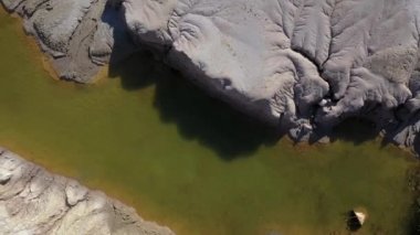 Terk edilmiş ve sular altında açık hava dron 4k film alçı mayın çukur, taş ocağı. Kirli göl ve çamur. Sanayi peyzaj