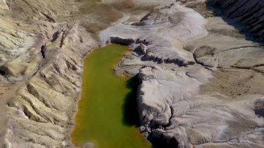 Terk edilmiş ve sular altında açık hava dron 4k film alçı mayın çukur, taş ocağı. Kirli göl ve çamur. Sanayi peyzaj