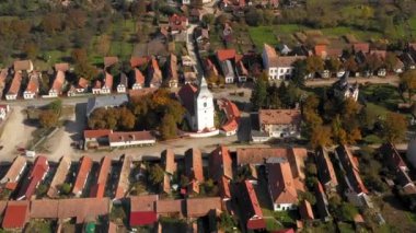 4 k hava dron film. Rimetea (Torocko) Köyü Transilvanya, Romanya'da yukarıda uçan. Geleneksel evlerin çatıları