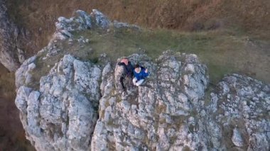 Çift bir dağ tepe üzerinde rahatlatıcı hiking. Hava 4 k dron film