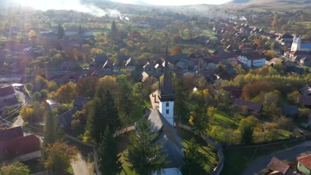 ルーマニア トランシルヴァニアの改革派教会 プロテスタントの空中ドローン映像 — ストック動画