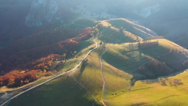 Vistas Aéreas Drone Paisagem Montanhosa Outono Com Casas Madeira Telhado — Vídeo de Stock