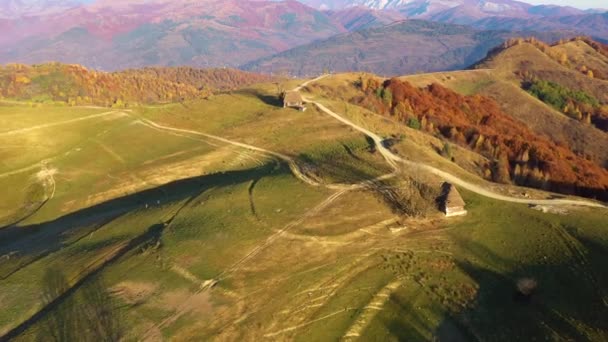 Luftdrohne Ansicht Der Herbstlichen Landschaft Berglandschaft Mit Holzhäusern Strohdach Und — Stockvideo