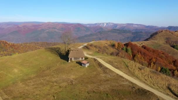 空中无人机4K 秋天农村山风景与木制房子 茅草屋顶和土路在特兰西瓦尼亚 罗马尼亚 — 图库视频影像