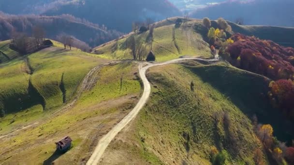 空中无人机4K 秋天农村山风景与木制房子 茅草屋顶和土路在特兰西瓦尼亚 罗马尼亚 — 图库视频影像