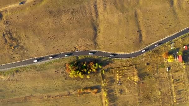 Aerial Drone Video Slingrande Asfaltvägen Och Bilar Som Åker Hösten — Stockvideo