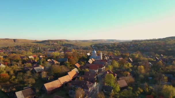 空中4K 无人机视频的农村村在特兰西瓦尼亚 罗马尼亚 日落在东正教 — 图库视频影像