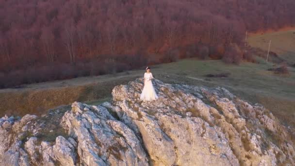 Bruid Witte Trouwjurk Staand Een Rotsmassief Luchtfoto Drone Film — Stockvideo