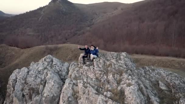 Hiking Paar Ontspannen Een Bergtop Luchtfoto Drone Film — Stockvideo