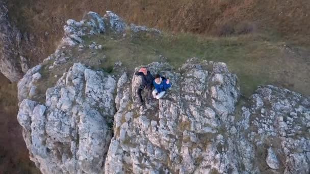 Pareja Senderismo Relajándose Pico Montaña Película Aérea Drones — Vídeo de stock