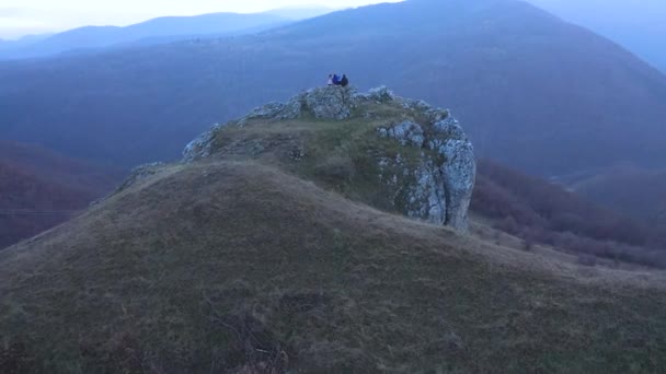 Пішохідна Група Друзів Відпочиває Гірській Скелі Повітряний Безпілотний Фільм — стокове відео