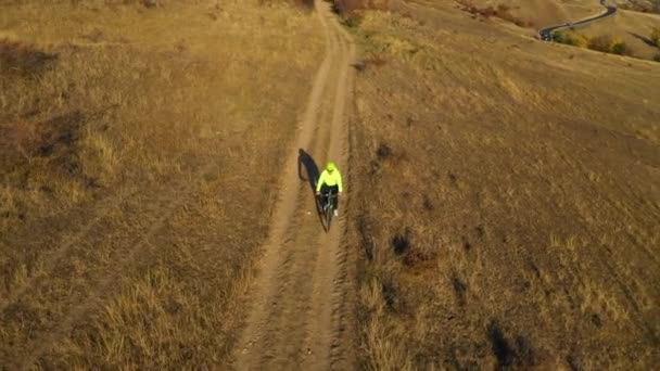 Aerial Drone Movie Flying Young Man Riding His Bicycle Meadow — Stock Video