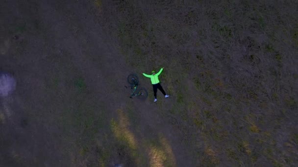 Vista Aérea Del Avión Tripulado Ciclista Acostado Descansando Césped Forestal — Vídeos de Stock