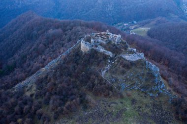Uçağı terk edilmiş bir tepe üzerinde kale bir kadeh. Transilvanya, Romanya'da Ortaçağ Kalesi, havadan görünümü