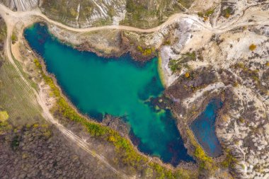 Endüstriyel açık döküm benim su dron görünümü. Yapay göl hava atış