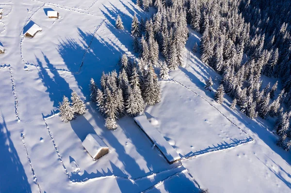 Vista Aérea Drones Del Paisaje Invernal Cubierto Nieve Las Montañas — Foto de Stock