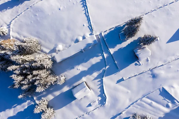 Hava Dron Görünümü Kar Kaplı Dağlarda Kış Peyzaj — Stok fotoğraf