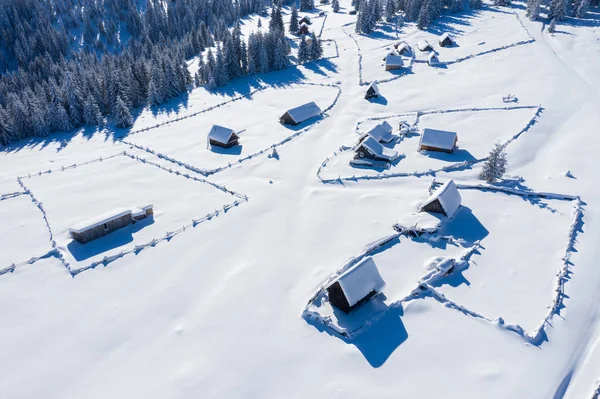 雪覆盖了偏远的村庄 山中的宅基地 空中无人机视图 — 图库照片