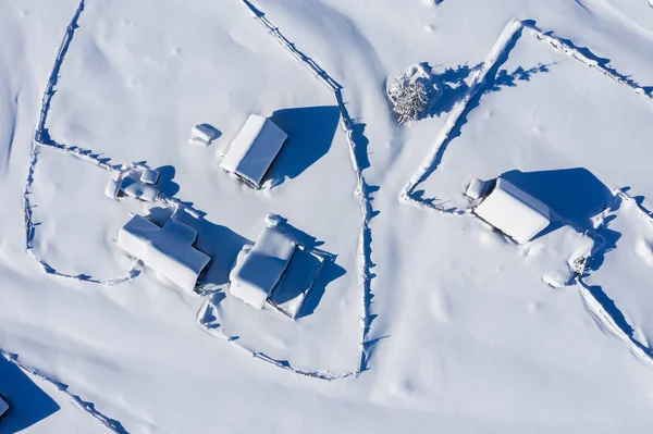 Snow Covered Remote Village Homestead Mountains Aerial Drone View — Zdjęcie stockowe