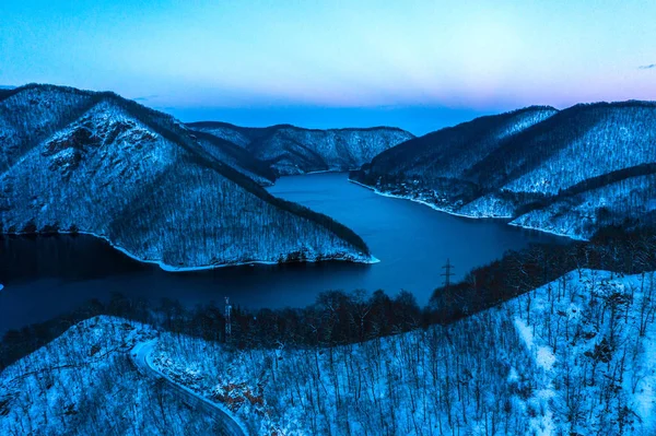 Antenowe Drone Widok Jeziora Zimie Podczas Godziny Niebieski — Zdjęcie stockowe