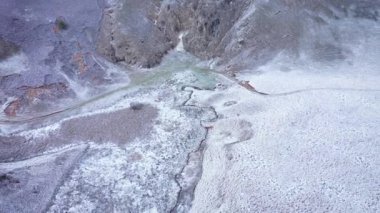 Kar kalker tepe ve küçük su akışı kaplı. Hava 4 k dron manzara